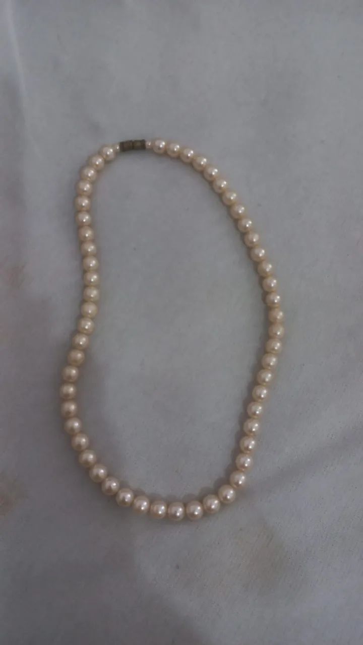 Colar Vintage de Pérolas Clássico com Fecho Metálico