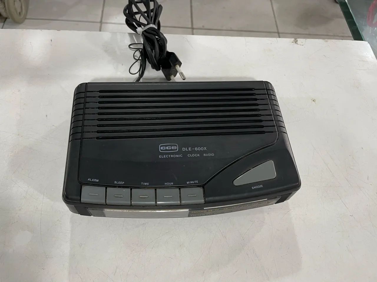 Rádio Relógio AM FM CCE DLE-600x com Defeito - Foto 2