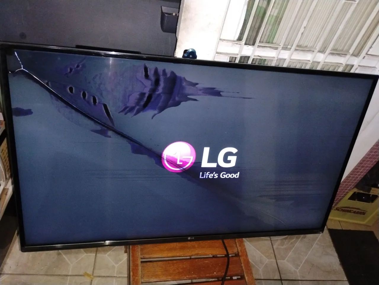 TV LED SMart LG 49 Polegadas Modelo 49UF7700  Tela trincada Ligando  - Foto 3