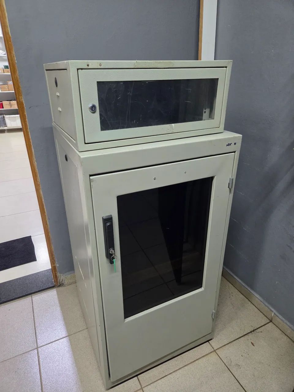 Rack de chão e parede.