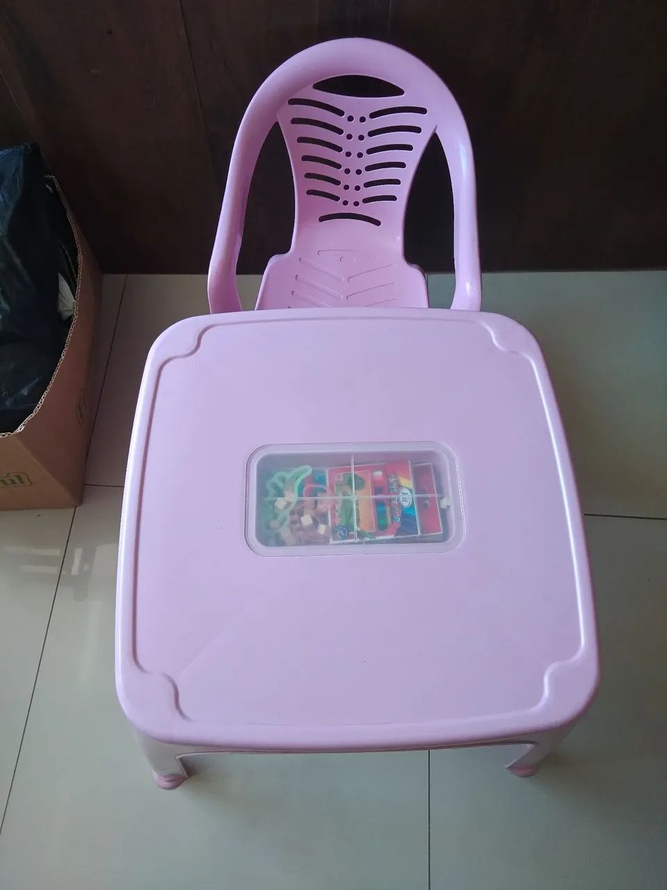 Mesinha com cadeira infantil. 