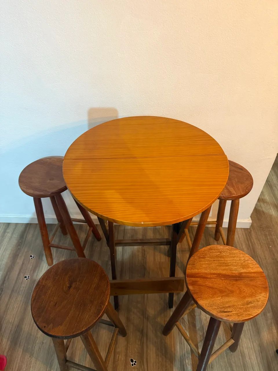 Mesa de cadeiras de madeira maciça. 