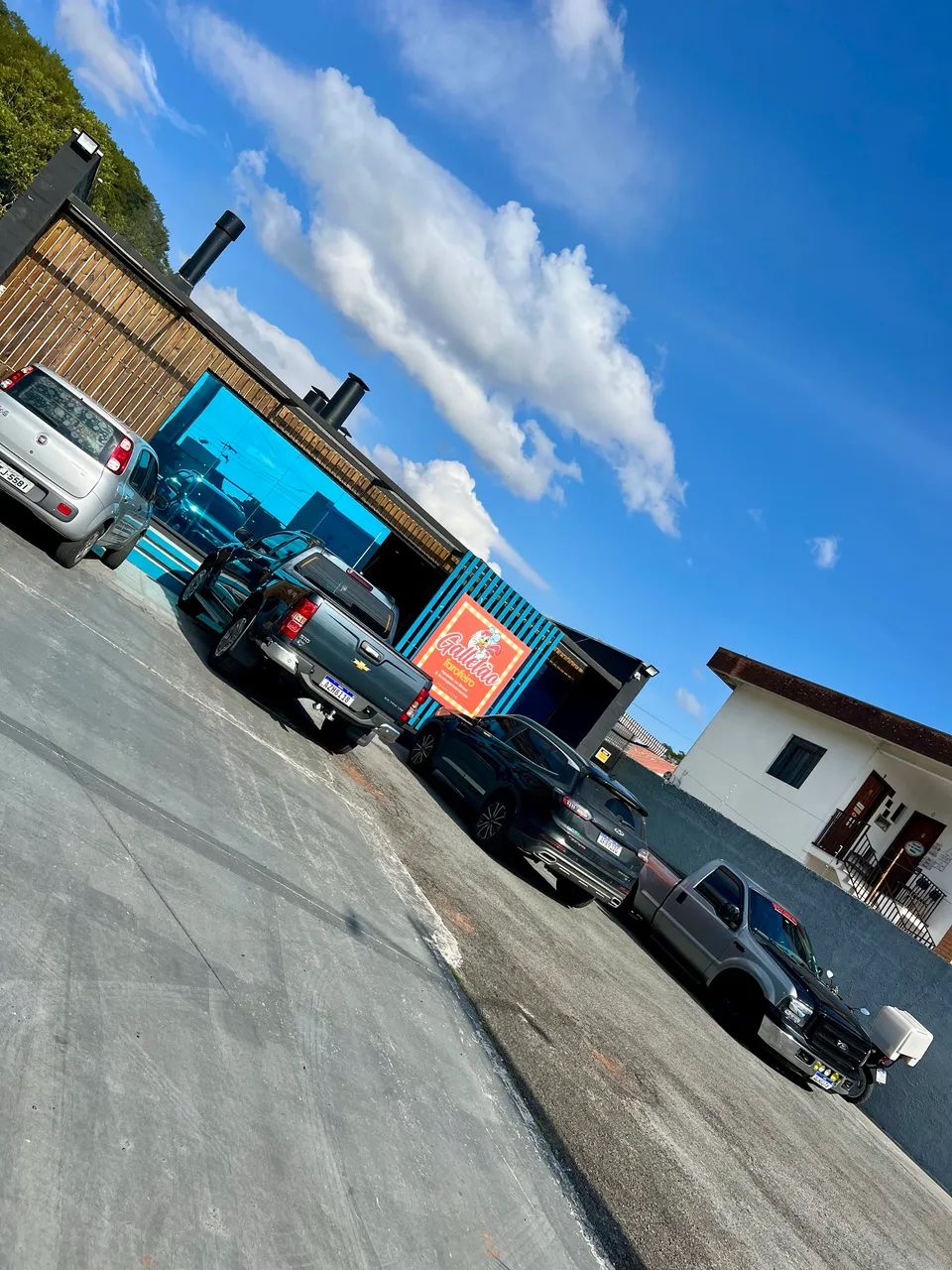 Churrasqueiro e Auxiliar de Cozinha