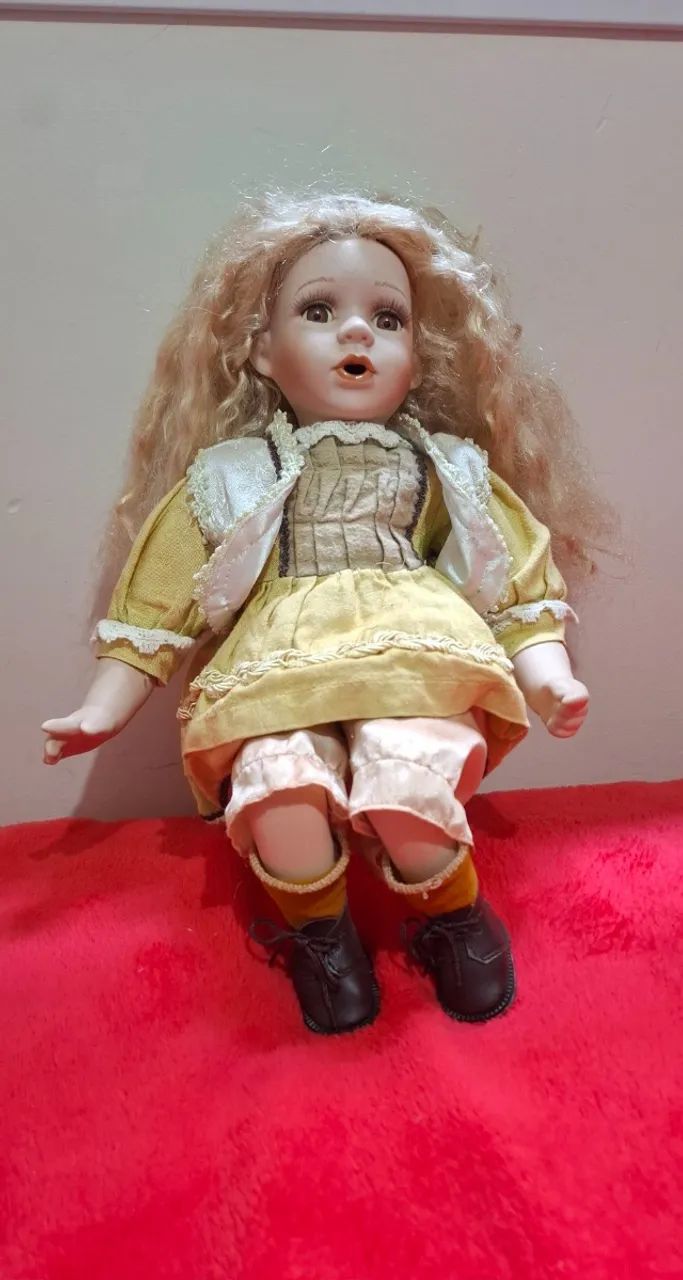 Boneca de colecionador importada de porcelana 