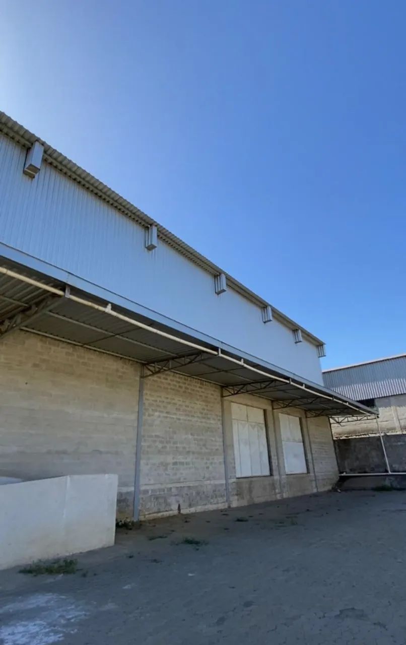 Galpão com 900m² e 1.200m² de pátio, 02 docas e escritório - Foto 3