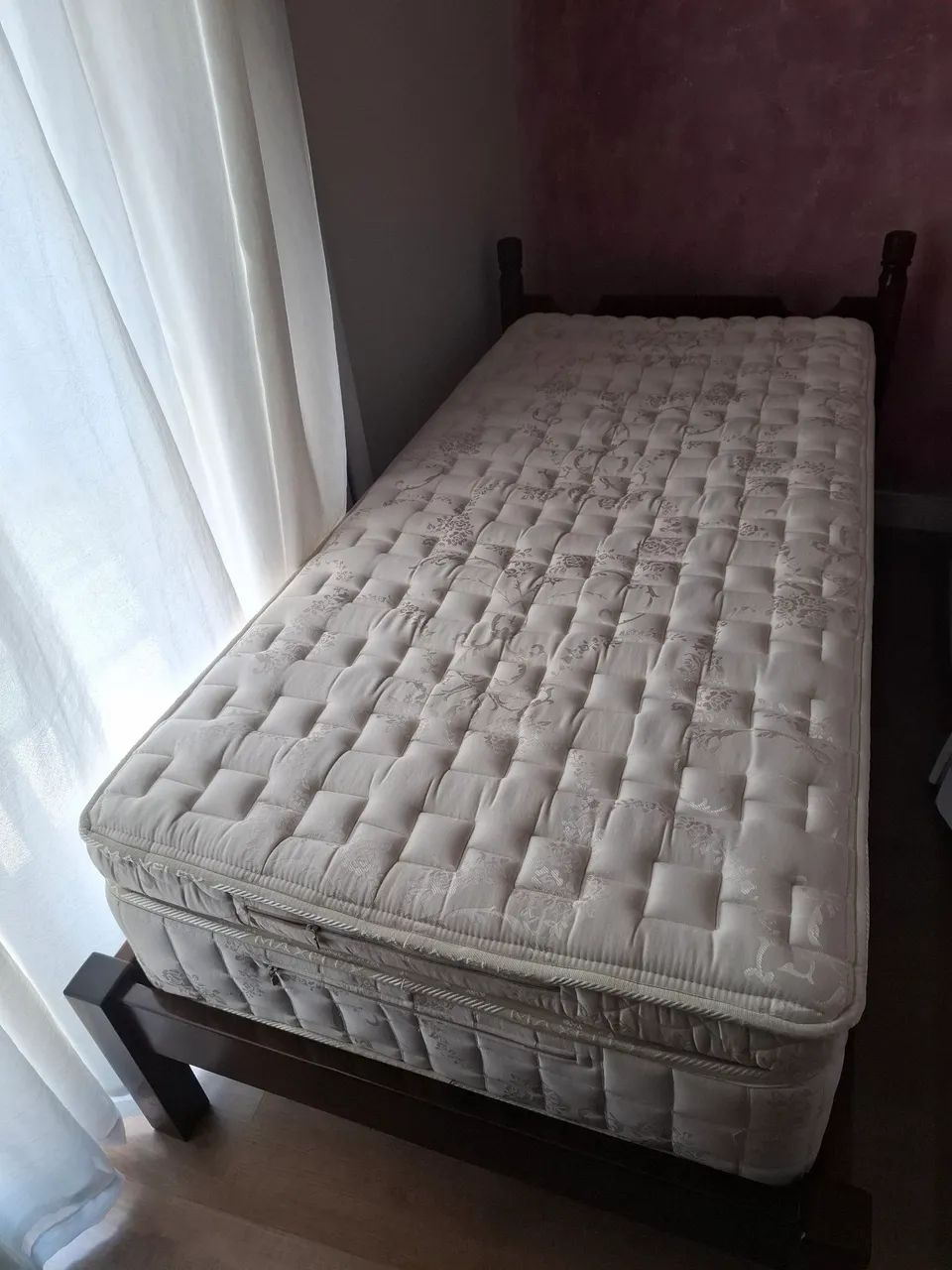 Cama e colchão de solteiro.