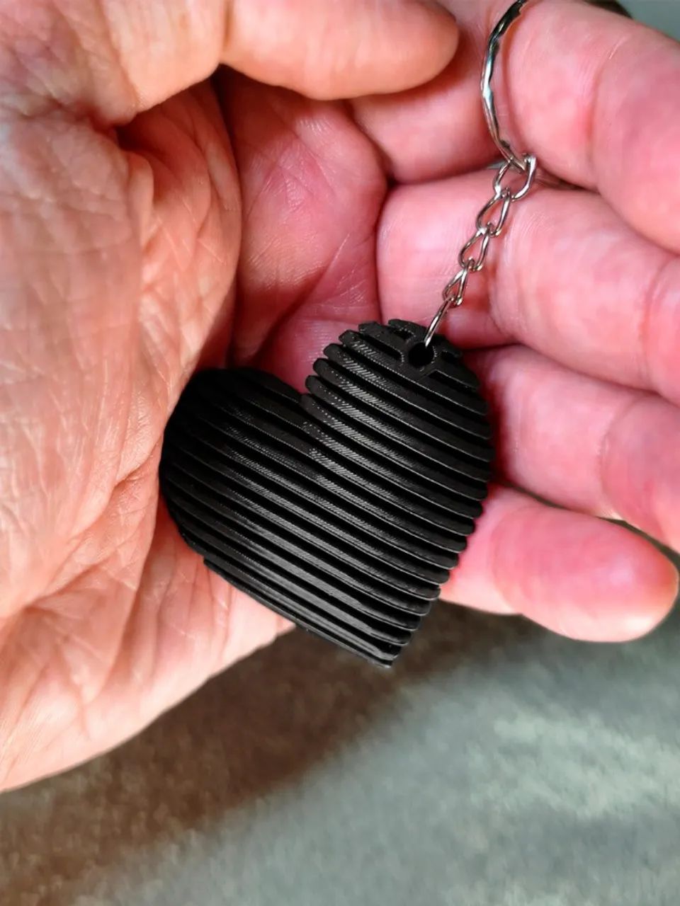 Chaveiro Coração Preto Listrado - Foto 2