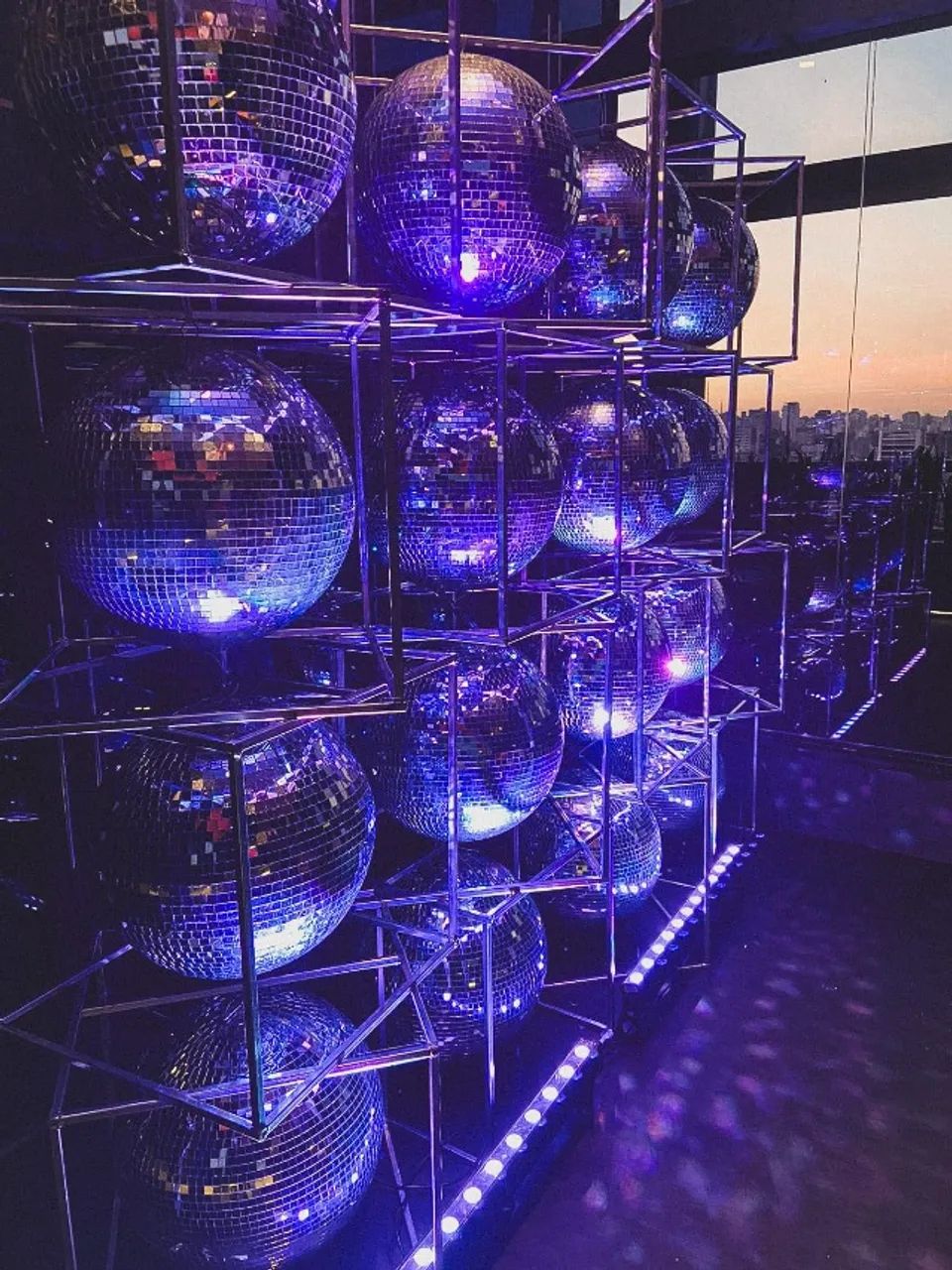 Decoração Com Globo Espelhado E Estrutura Quadrada  - Foto 2