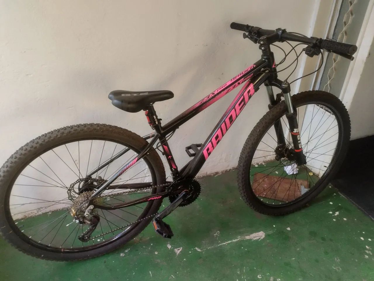 Bicicleta Aro 29 Raider Z3X semi nova - Foto 2