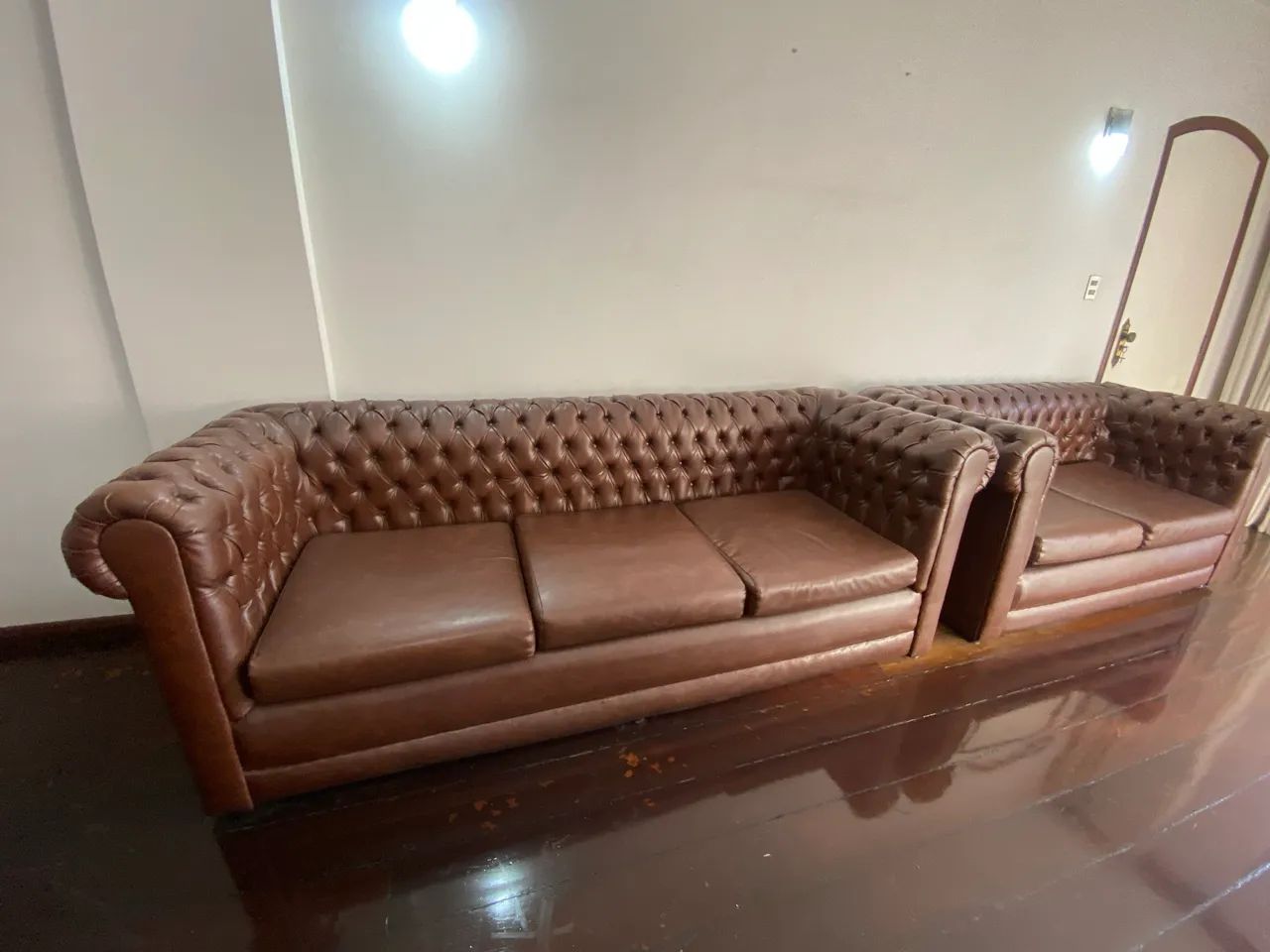 Conjunto de Sofás Estilo Chesterfield - 3 e 2 Lugares - Excelente Estado - Foto 3