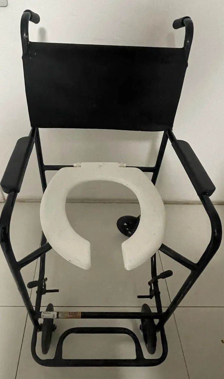 Cadeira de Banho com Rodas - Resistente e em Bom Estado - R$ 150