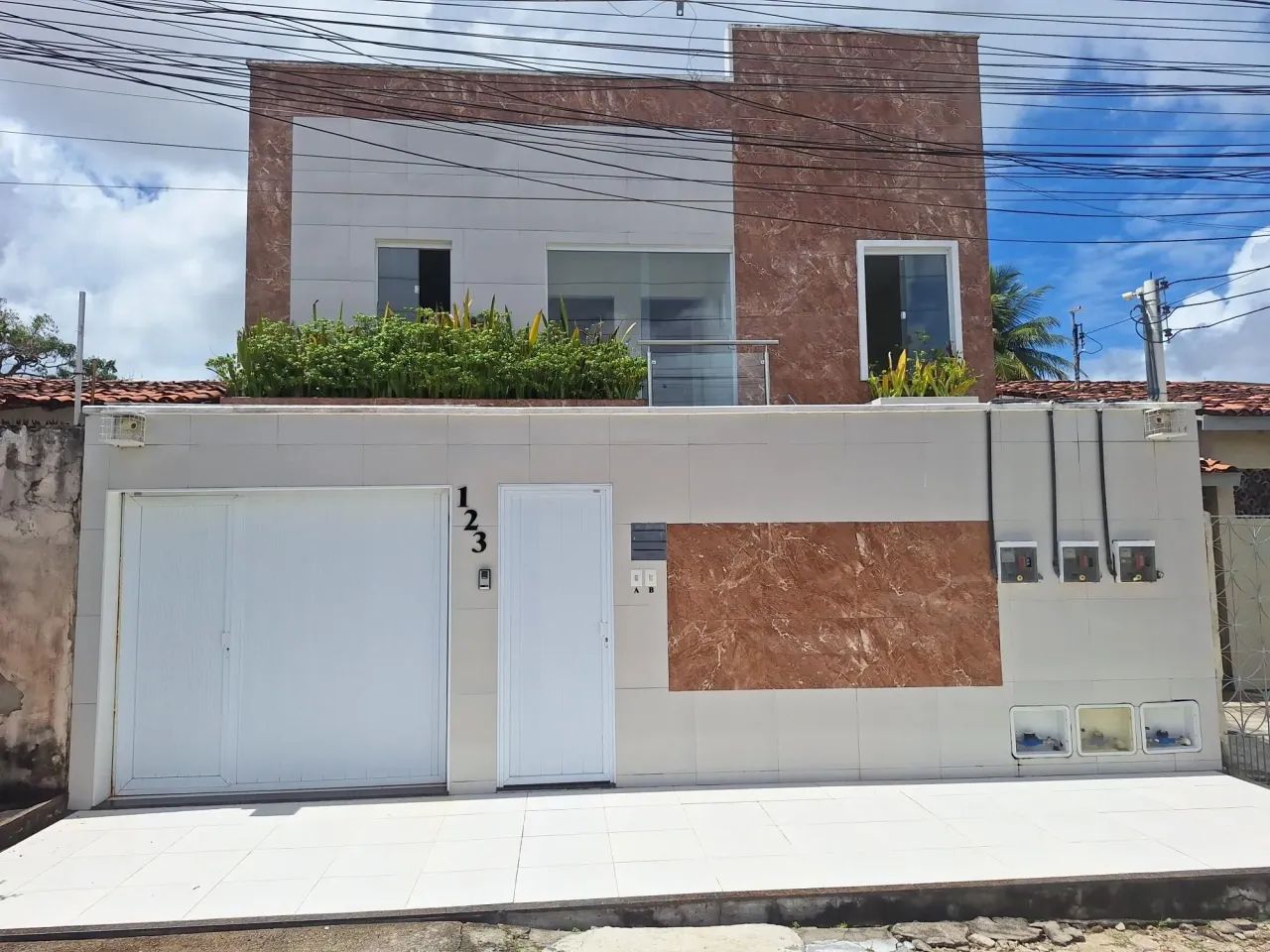 Casa duplex em rua privativa com 5 quartos (2 suítes) com apart e sala comercial
