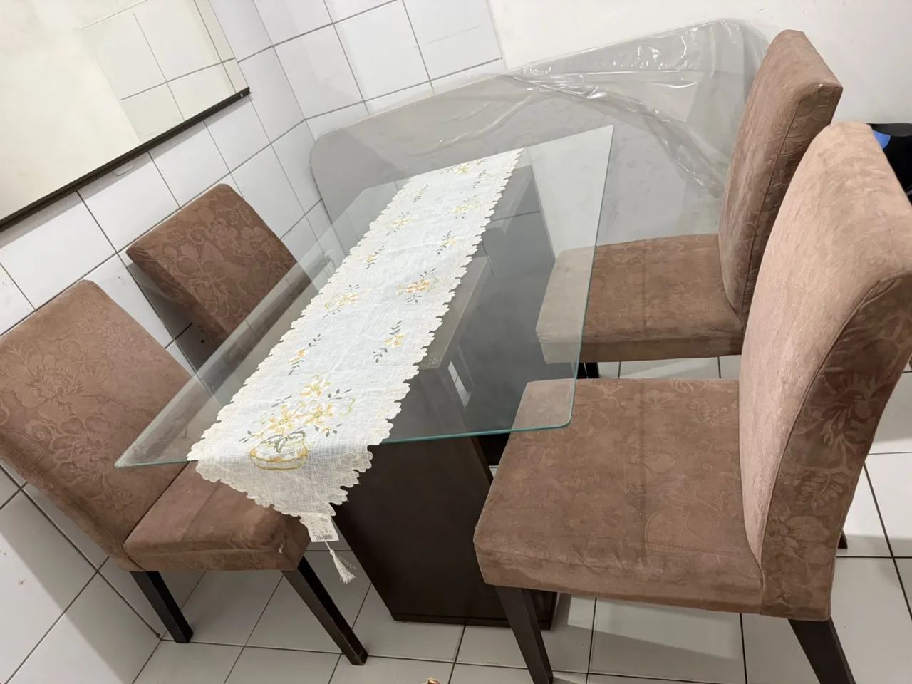 Mesa de vidro com 4 cadeiras acolchoadas 