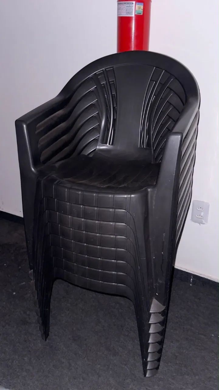 VENDE-SE CADEIRAS PLÁSTICAS PRETAS!