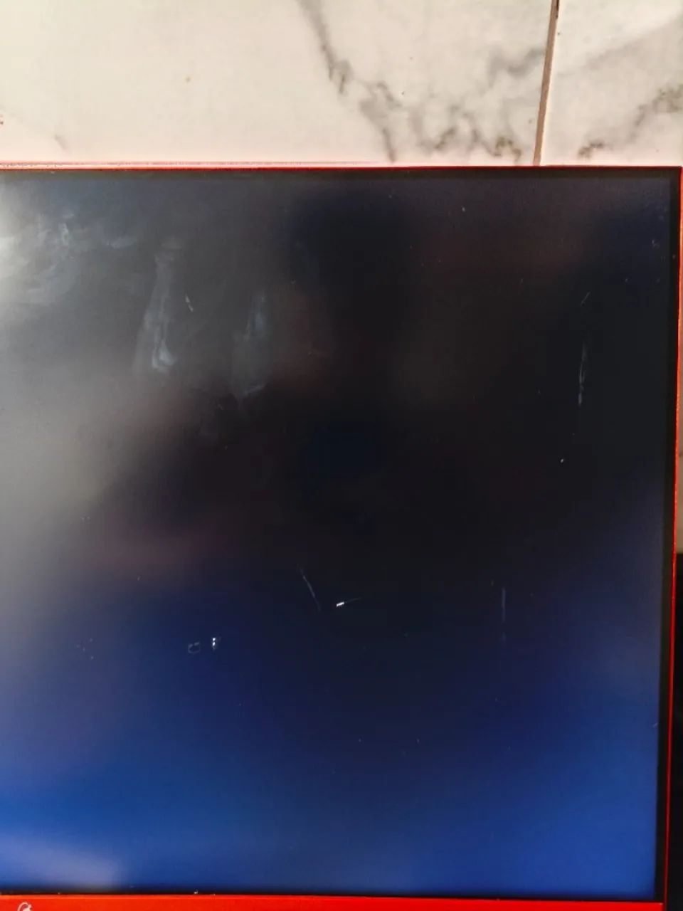 Monitor Concórdia borda vermelha com suporte