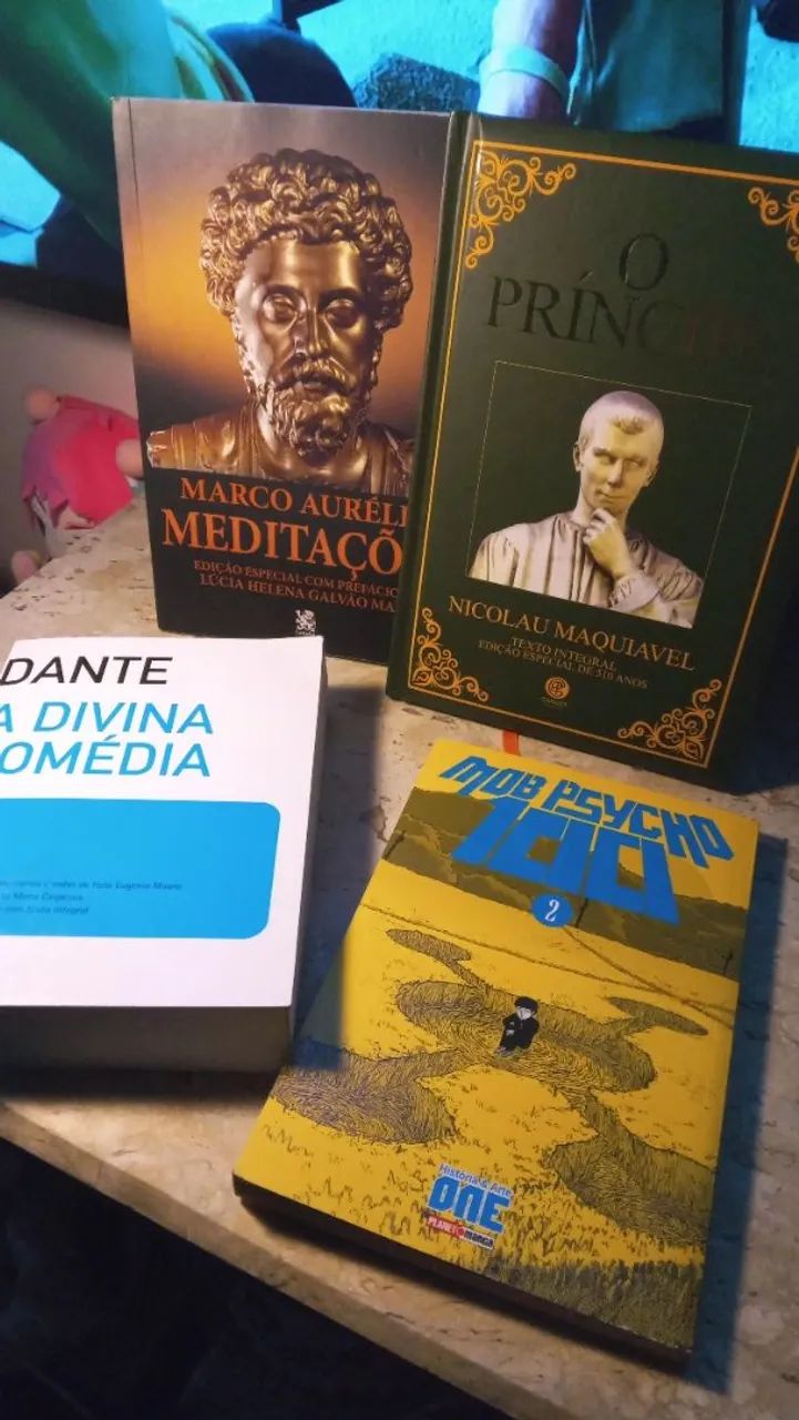 Livros filosofia e mangás 