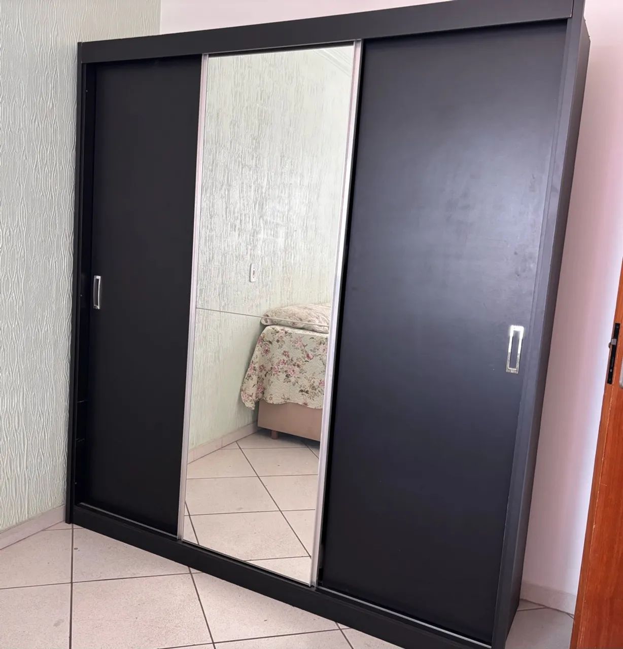 Guarda-roupas 3 portas com espelho ótimo estado - Foto 3