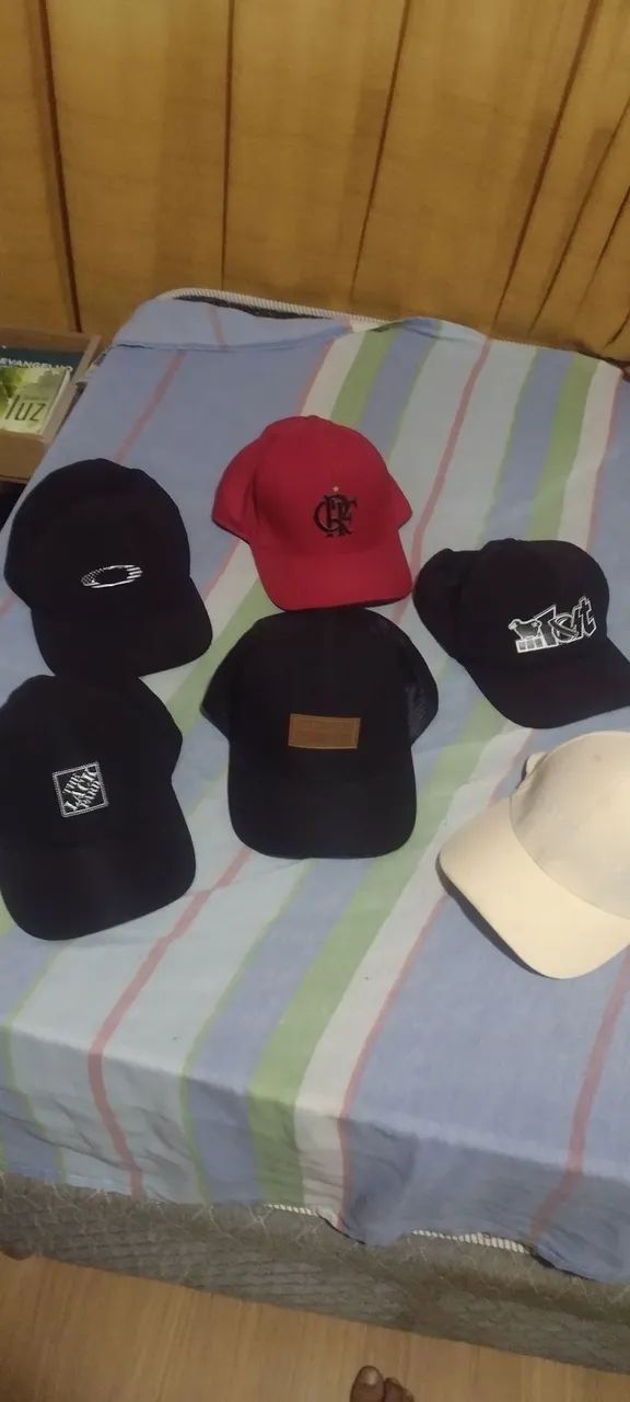6 bonés por 110 reais 