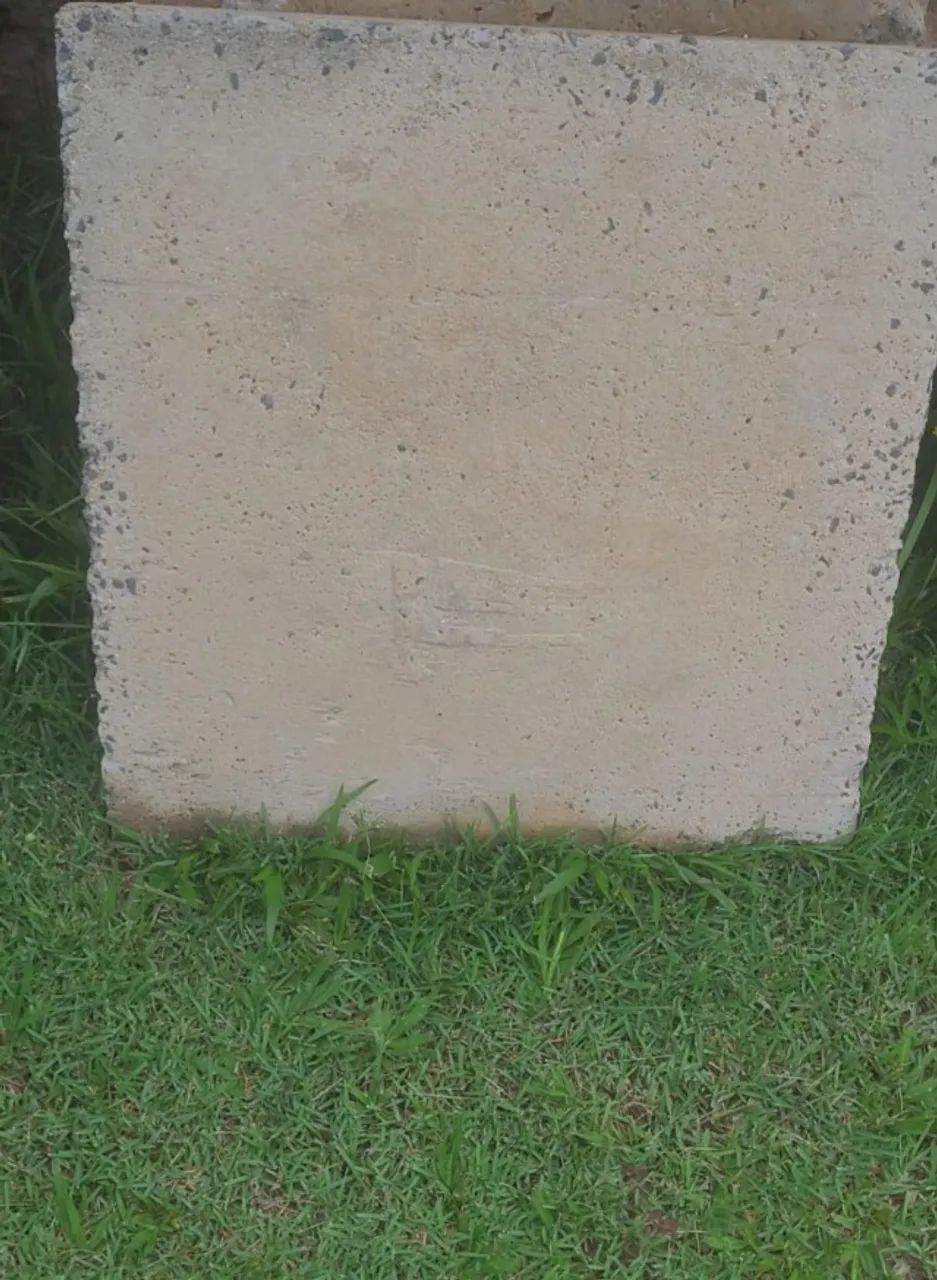 Placas Piso de Concreto 60cmx60cmx8cm  ferro 7mm, Total 177 placas, R$ 15,00 p/ unidade. 