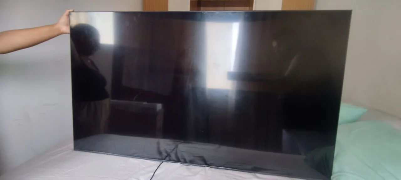 TV Samsung 55 AU7700 com tela quebrada - liga normal - para peças. - Foto 2