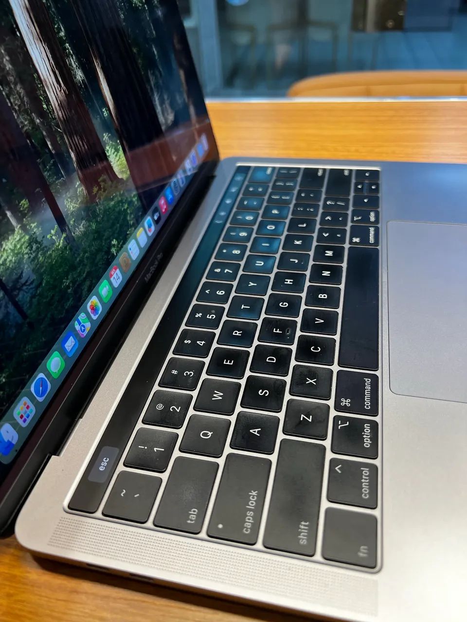 Vendo ou troco) MacBook Pro 2018 16GB ram 256gb TouchBar