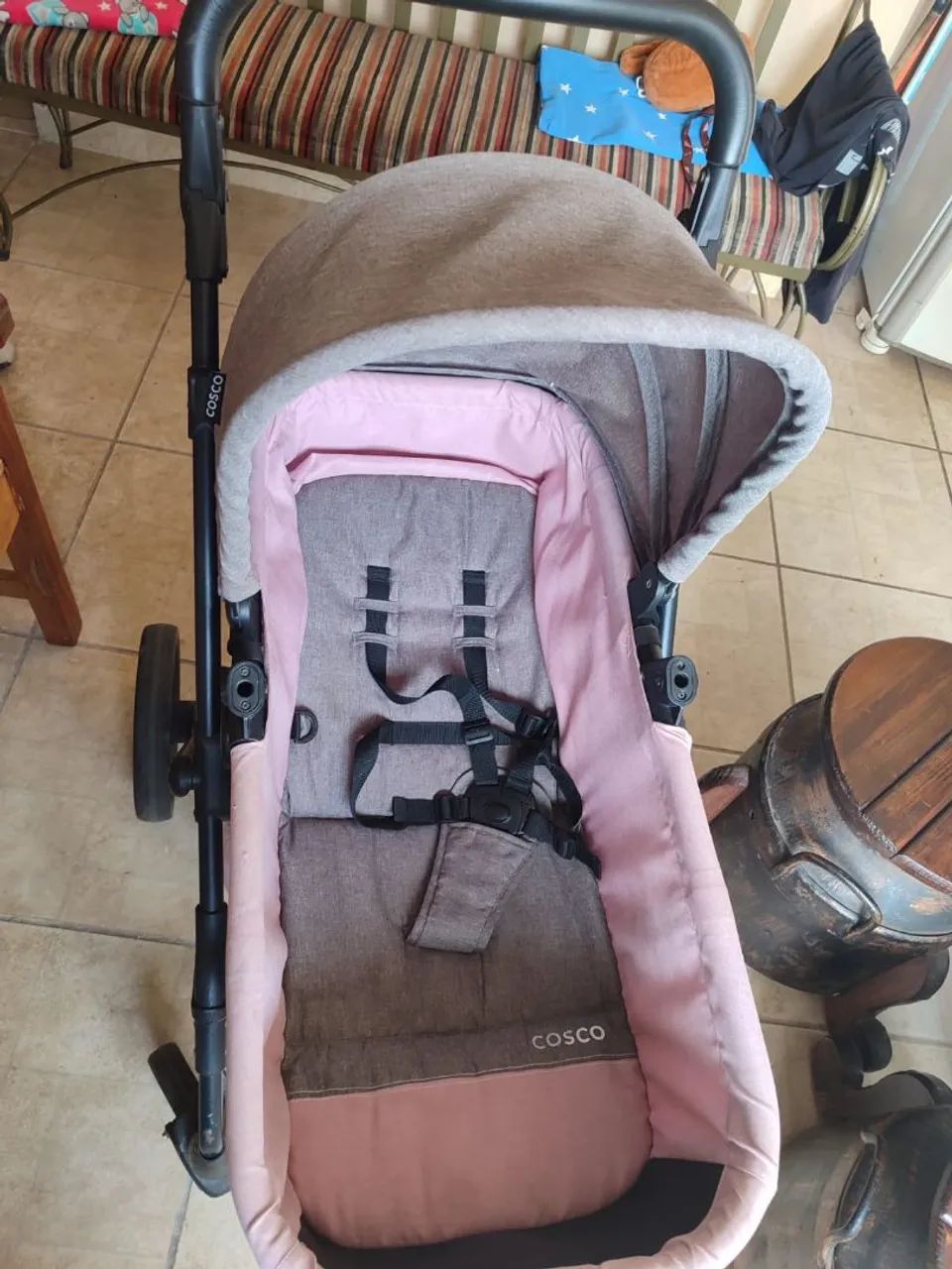 Carrinho de bebê Cosco. Cinza e Rosa. - Foto 3