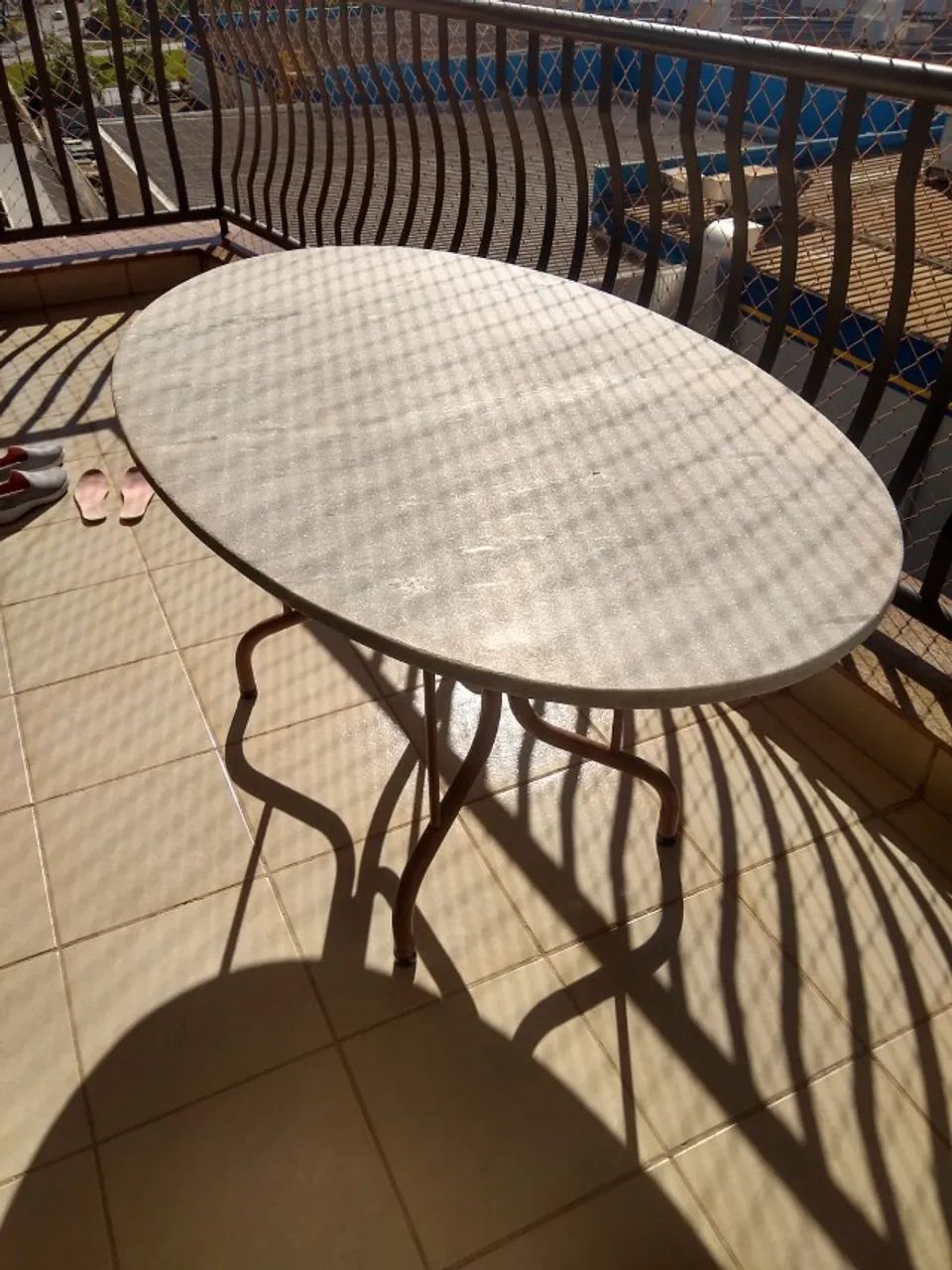 Mesa de mármore com cinco cadeiras
