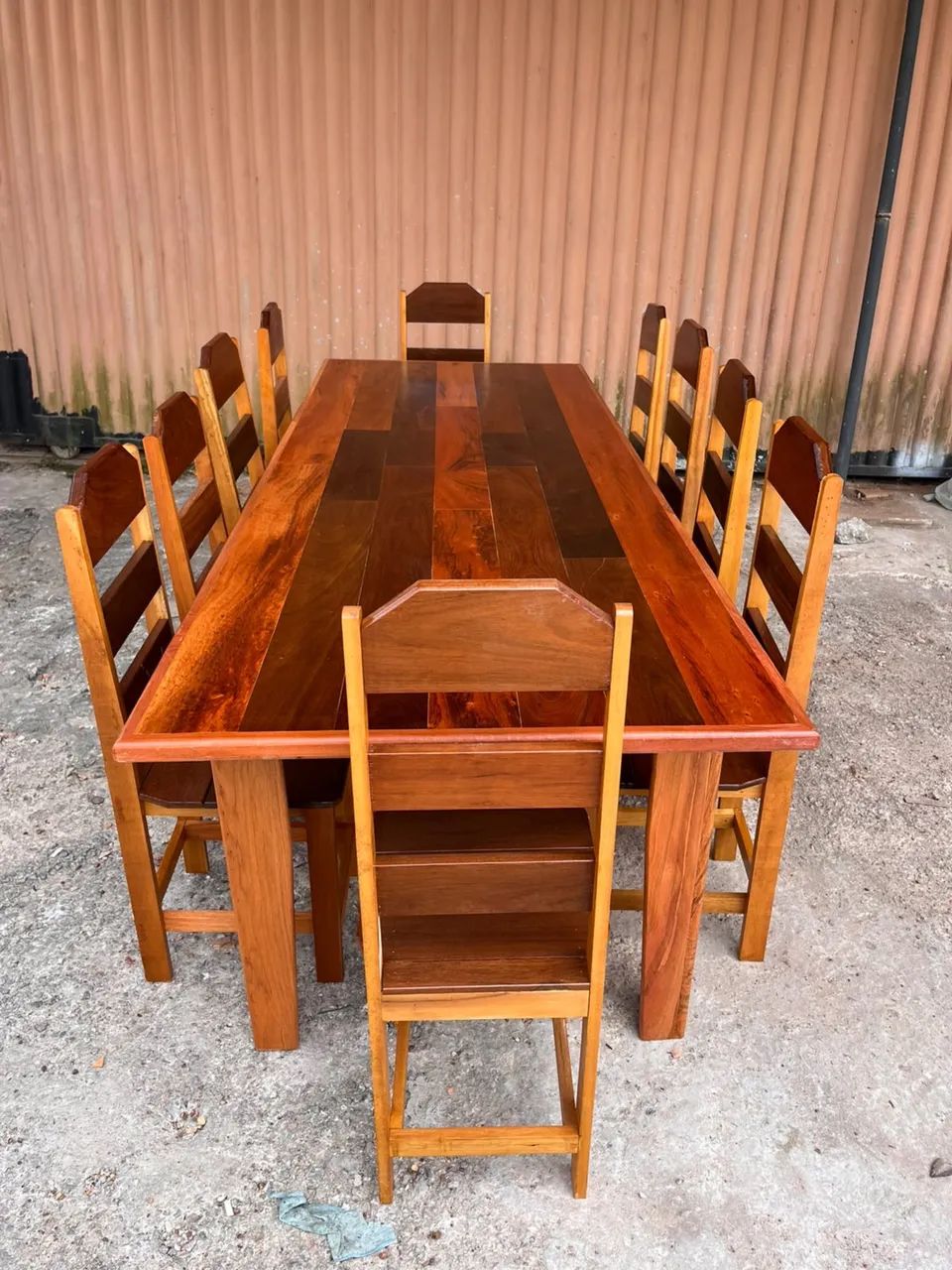 Mesa com 10 cadeiras 