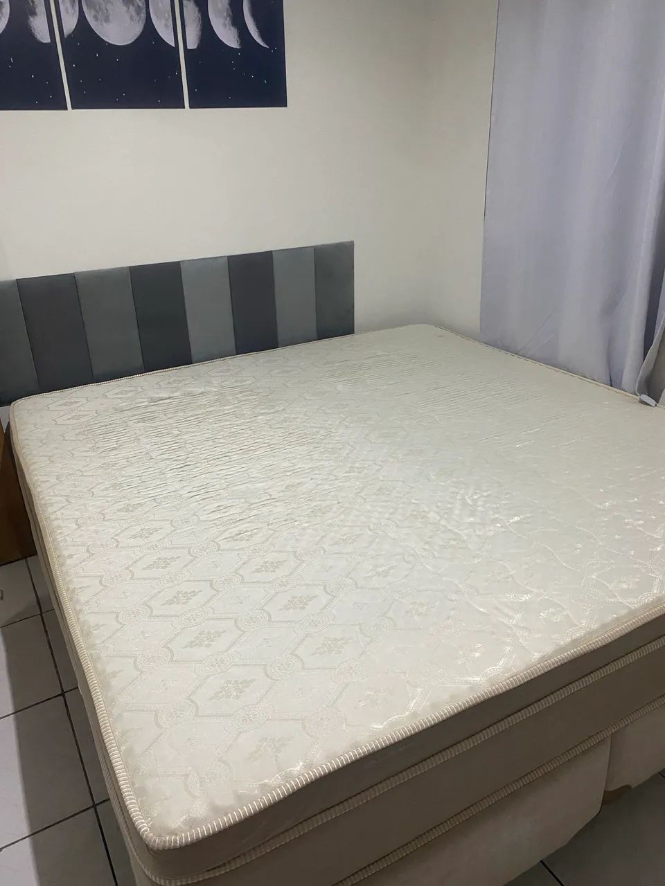 Cama king e mesa com 4 cadeiras  - Foto 2