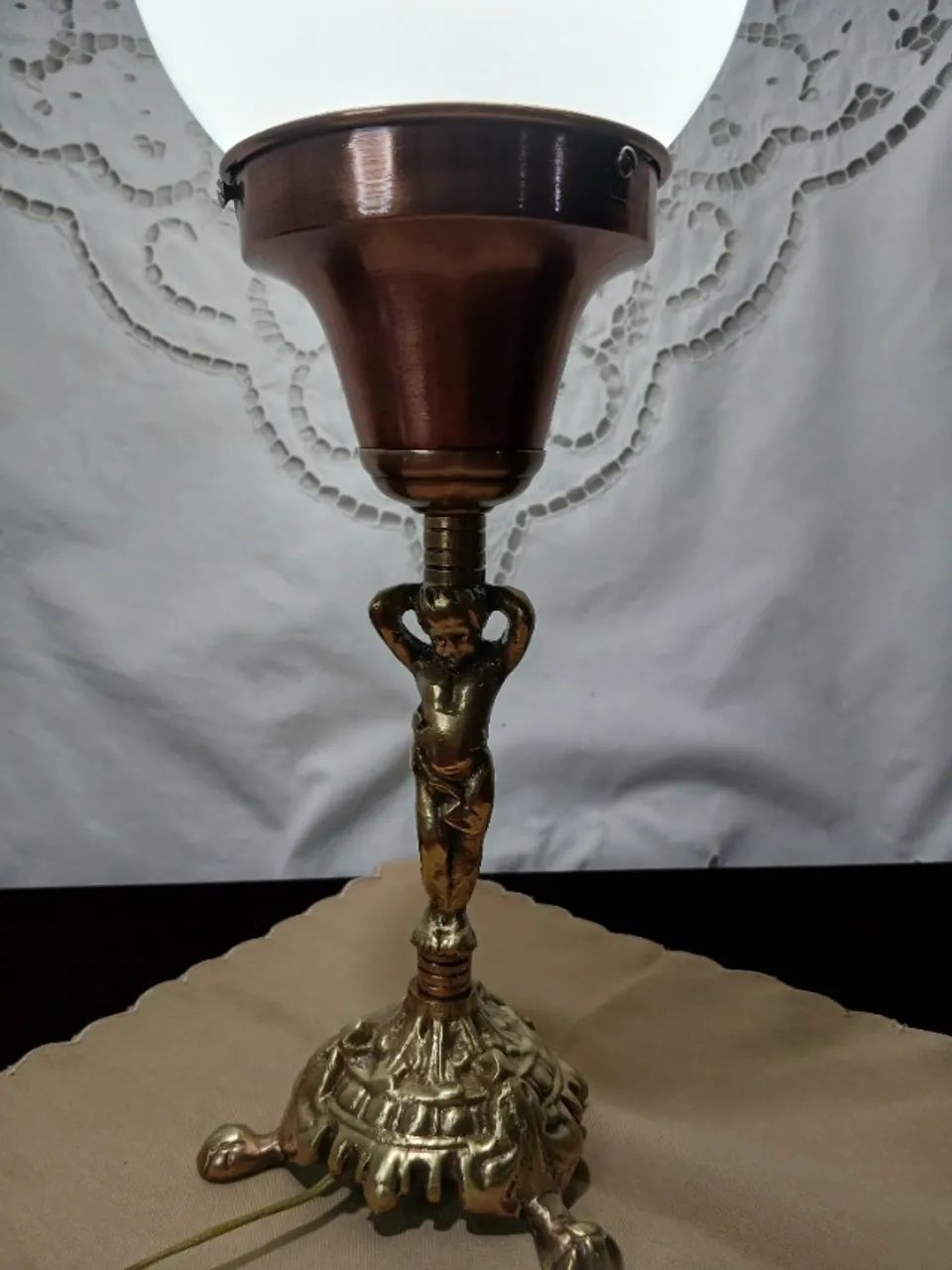 Antiga Luminaria De Mesa De Bronze Com Bola Opalinada - Foto 3