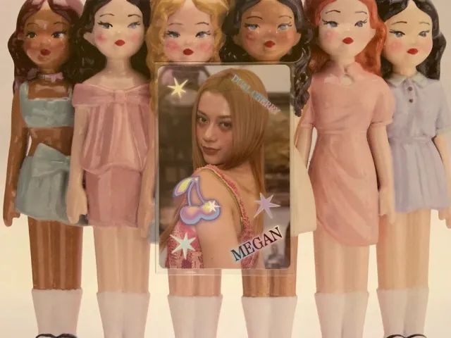 LEIA A DESCRIÇÃO - Vinil Katseye Soft is Strong com photocard Megan - Foto 2