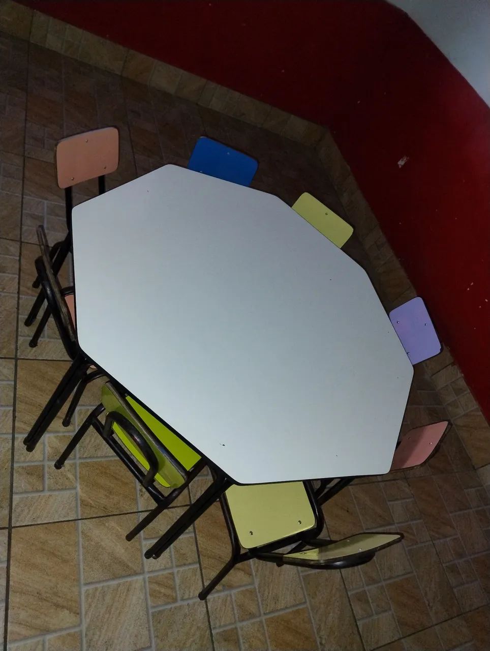Mesa com 8 cadeiras ideal para pré escola  - Foto 2