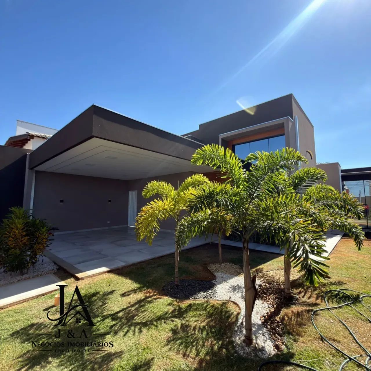 Casa alto padrão com 3 quartos sendo 1 suíte com closet