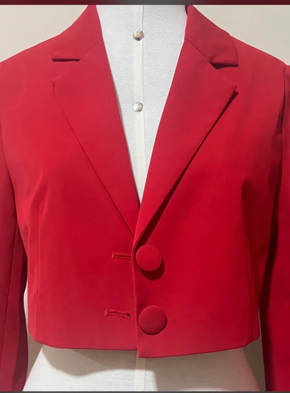 BLAZER CROPPED BÁSICO EM CREPE COM BOTÃO FORRADO - Foto 5