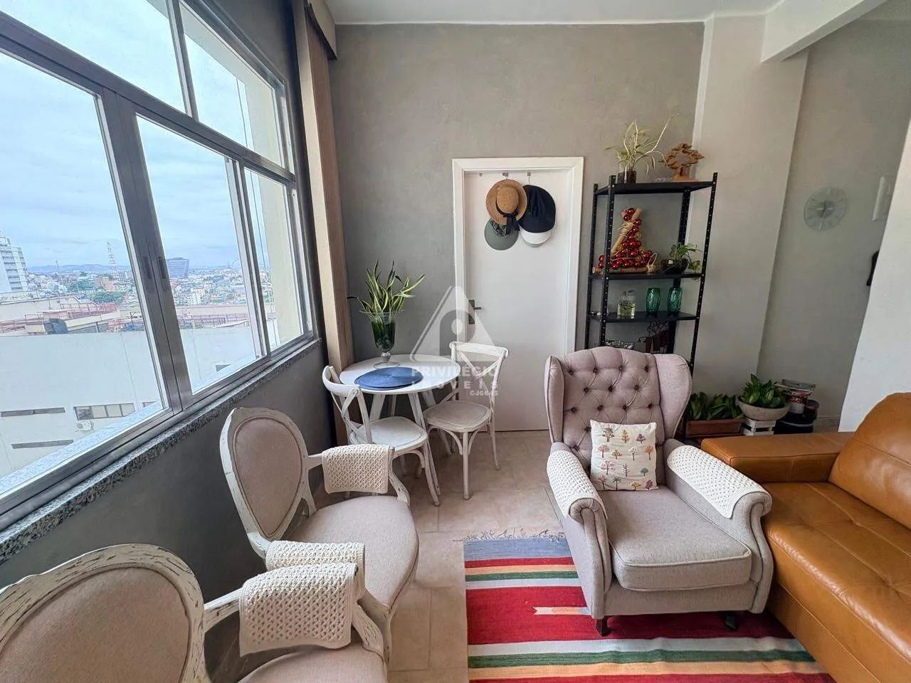 Quarto e sala, andar alto, com 35m2 a venda no Centro.