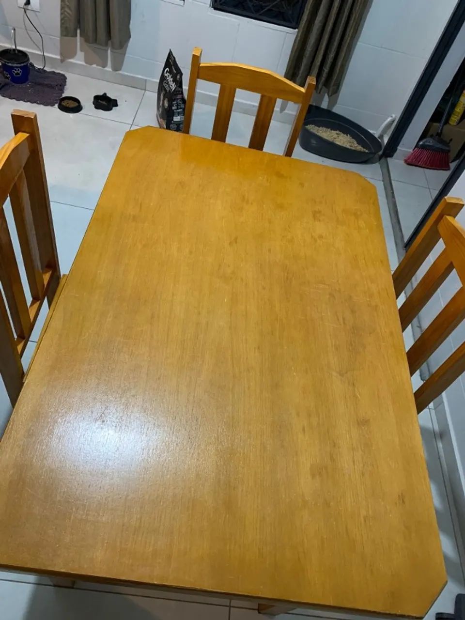 Mesa simples 4 cadeiras com marcas de uso! - Foto 2