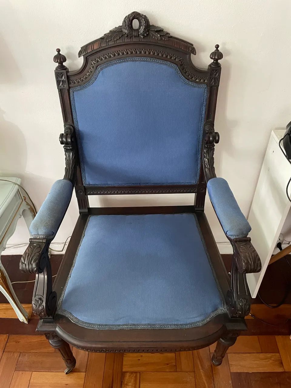 Imponente Poltrona Luís XVI entalhada - Foto 2
