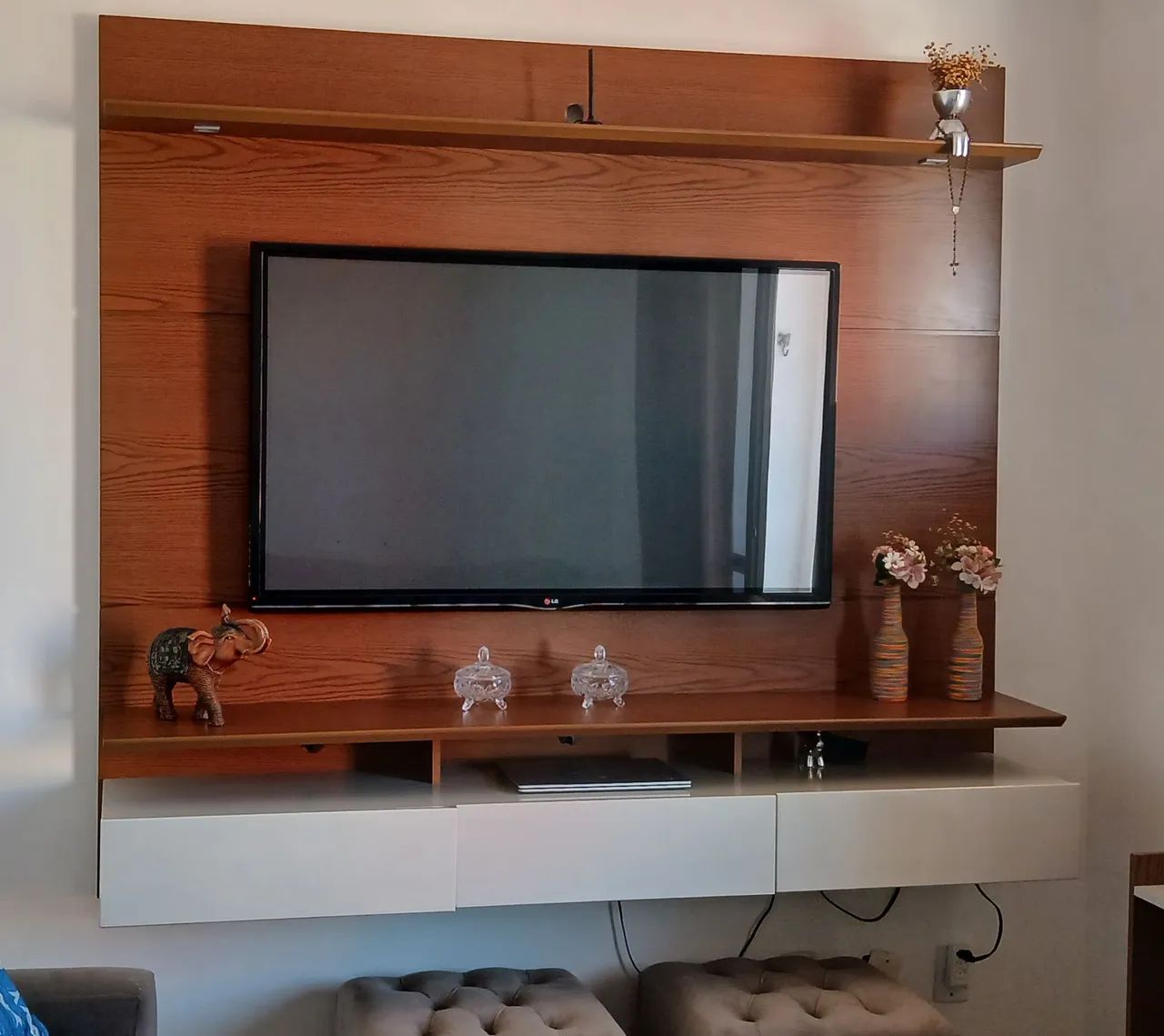 Vendo painel com três gavetas 