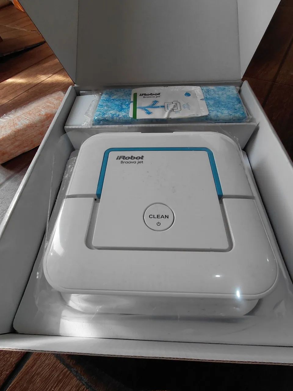 Robô limpador piso frio - iRobot Braava jet 240 - Completo na