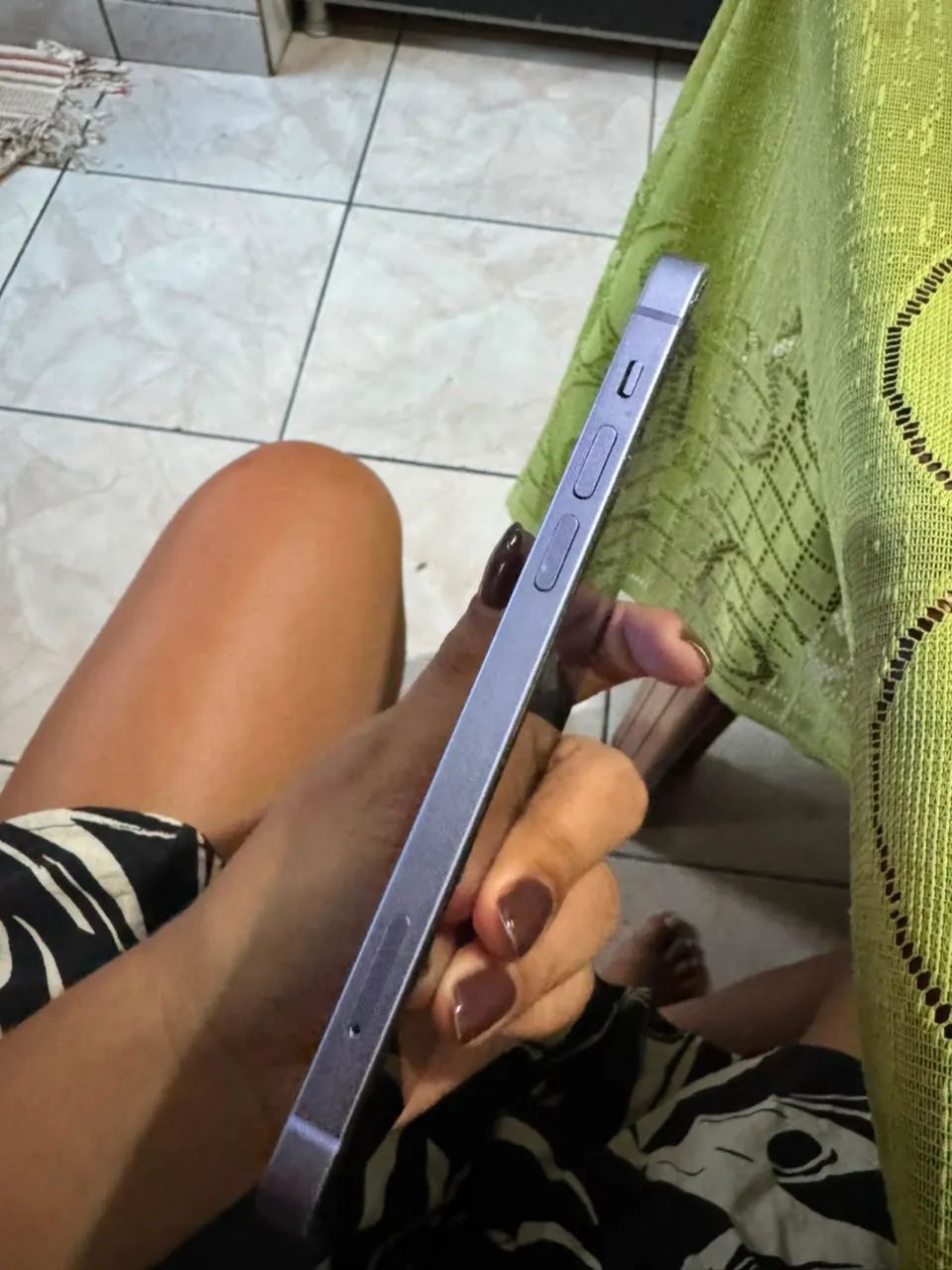 Celular iPhone 12, na cor lilás com 64 gigas de memória e bateria em 75%  - Foto 5