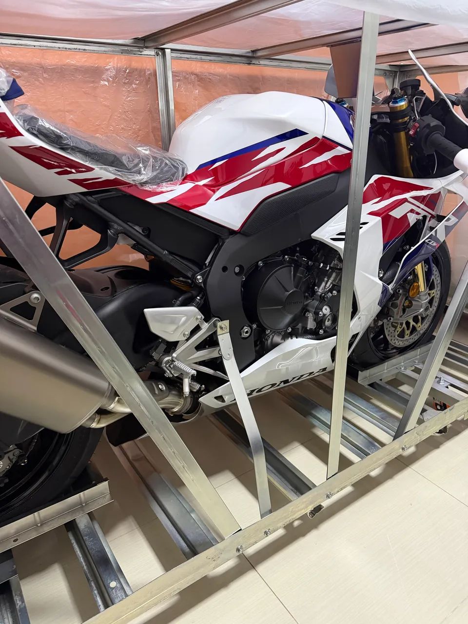 Cbr 1000rrr fireblede série 30 anos zero na caixa  - Foto 4