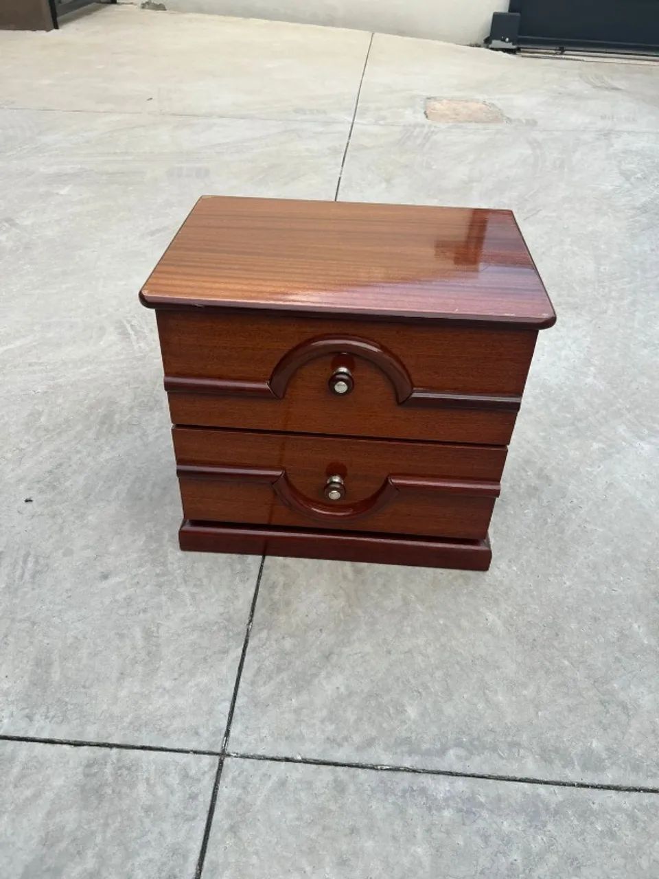 Mesa de cabeceira de madeira tratada