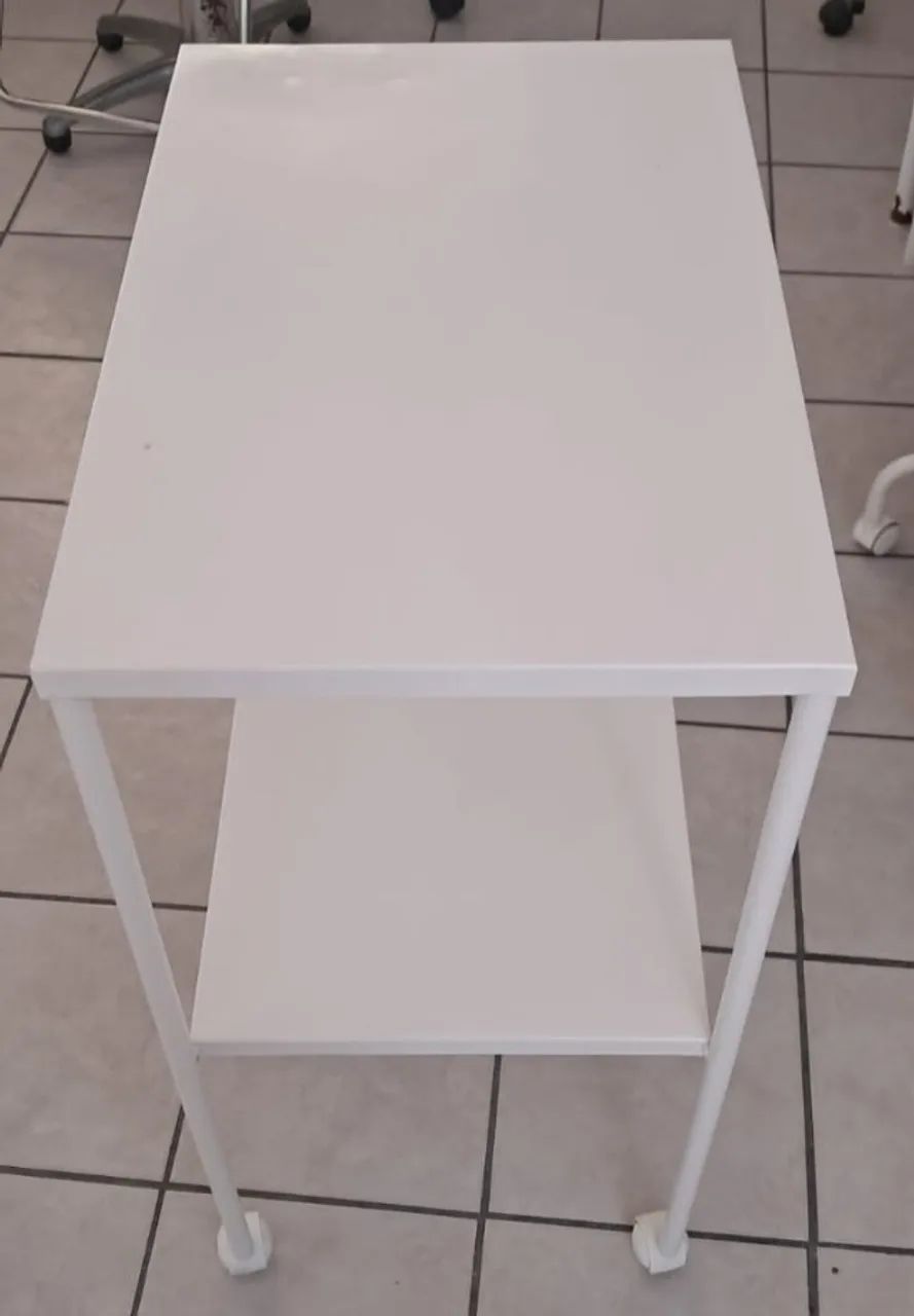 Mesa auxiliar para clínicas estéticas, tatuagem e laboratórios.