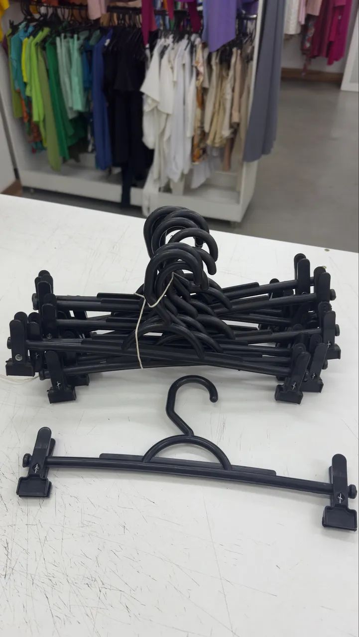 Cabide preto de roupa - Foto 3