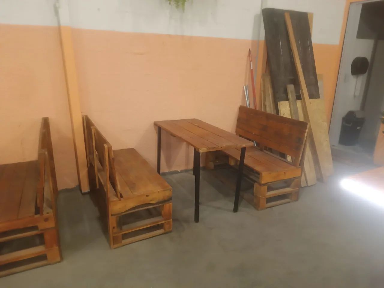 JOGO DE MESA + 2 BANCOS DE PALETS - Foto 2