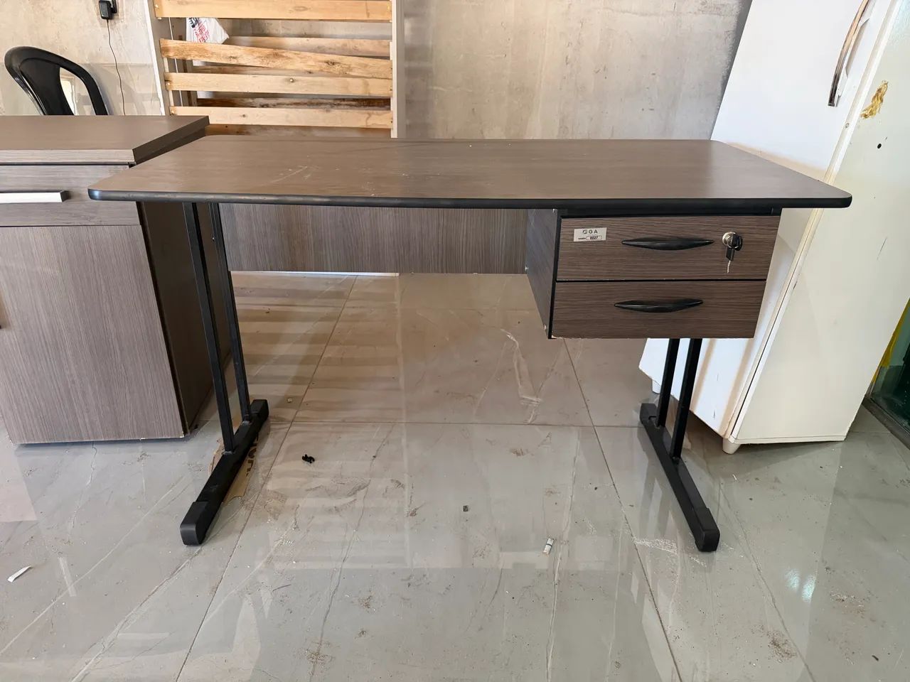 Mesa de escritório novinha com chaves e gavetas  - Foto 4