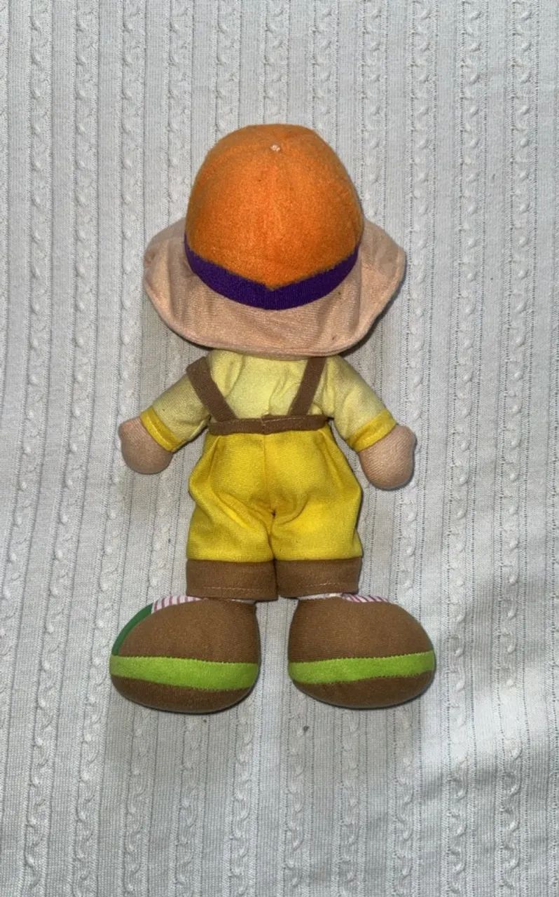boneco de pelucia infantil com chapéu e com macacão - Foto 2
