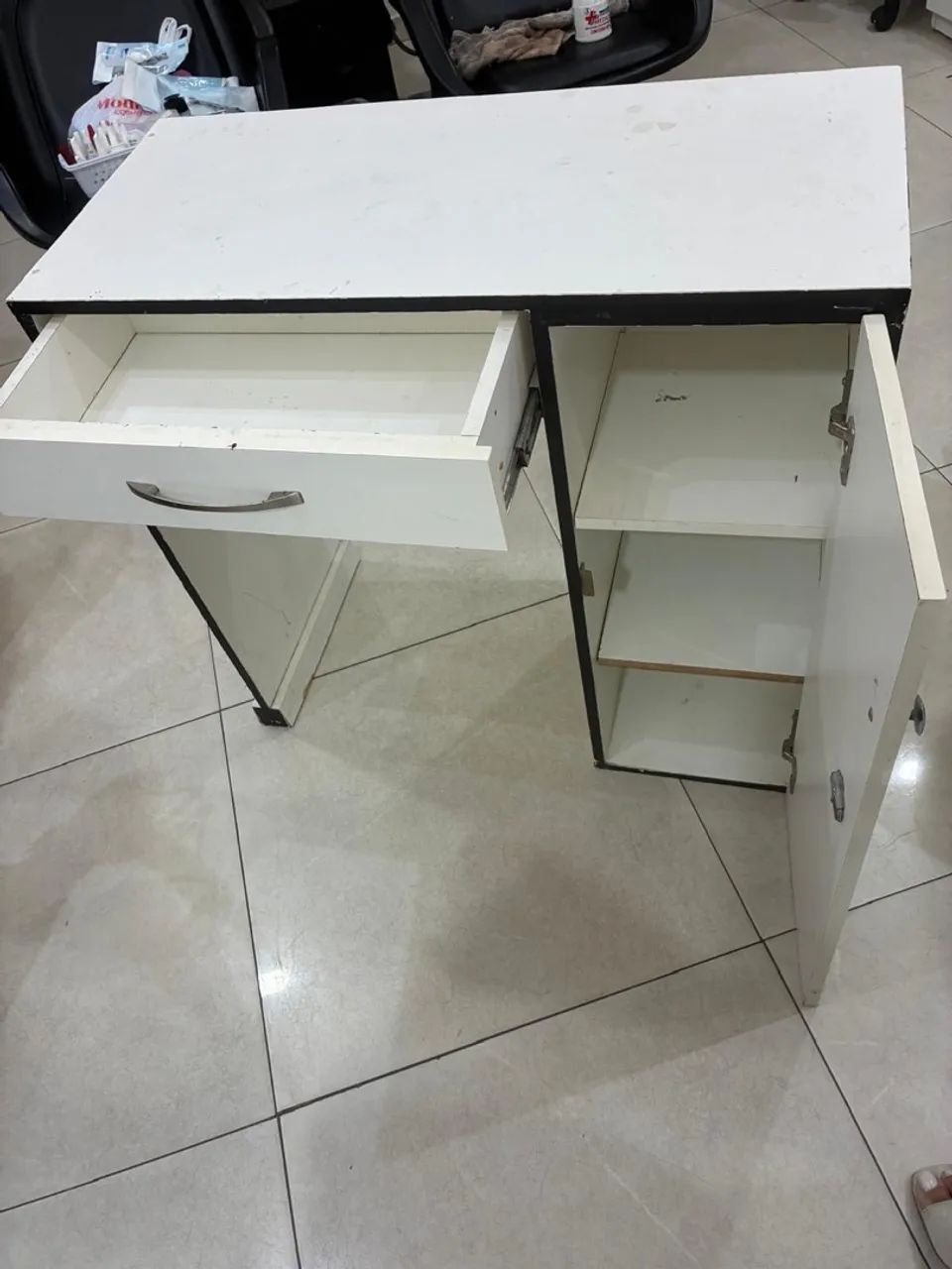 Vendo mesa de manicure usada 