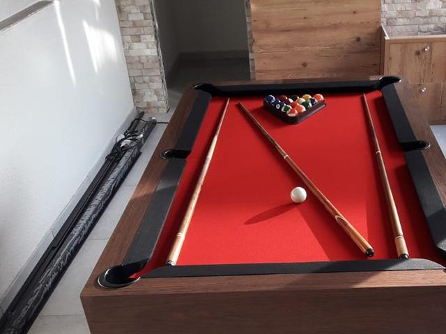Mesa Sedução | Mesa Imbuia | Tecido Vermelho | Borda Preta | Modelo: BPJF1836