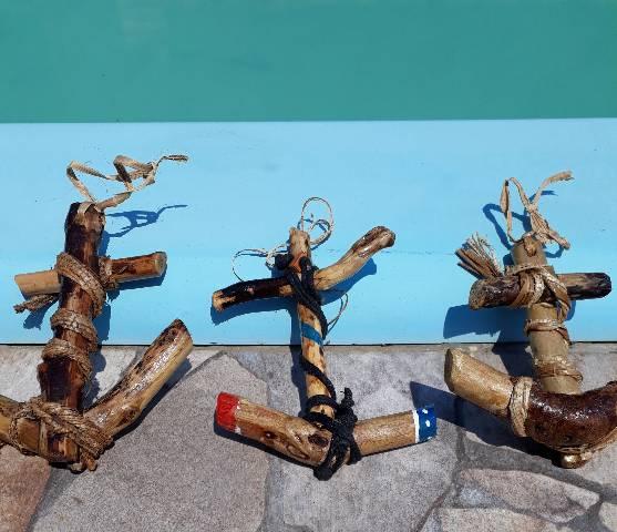 Arte em madeira.Ancoras artesanais.